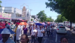 Realizan megamarcha trabajadores de Salud