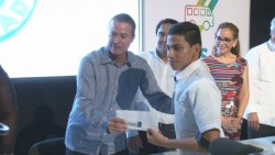 Entregan becas para transporte