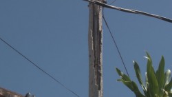 Postes de la CFE se desmoronan en el Infonavit Humaya