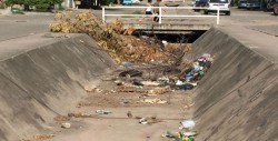 Con todo tipo de basura en el canalito por Boulevard Belisario Domínguez