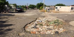 Totalmente destruida la calle Malitzin en Fraccionamiento Paseo Azteca