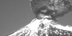 #Video Explosión del Popocatépetl lanza fumarola de 2 kilómetros