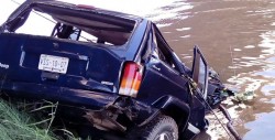 Muere mujer al caer en su vehículo al Río