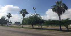 Poste en riesgo de caer, ubicado en camellón del Bulevard Isla Musala