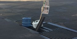 En malas condiciones alcantarilla por Andrade