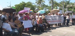 Bloquean jubilados vialidad, exigen pagos de aguinaldo