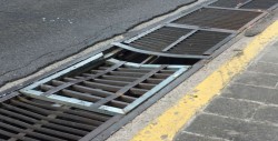 Rejillas muy dañadas en alcantarilla por Malecón Niños Héroes