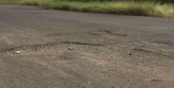 Con muchos baches la Avenida Federalismo en Fuentes del Valle