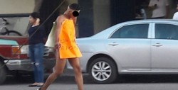 Caminan desnudos, los castigan por ser supuestos ladrones