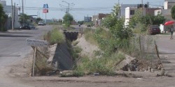Falta limpieza de arroyo en Santa Elena