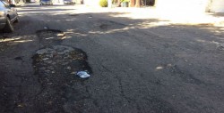 Calle convertida en campo minado en el Fraccionamiento Horizontes