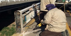 Inicia la colocación de barandal sobre río