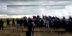 #VIDEO Grupo armado hasta los dientes lanza reto con disparos al aire