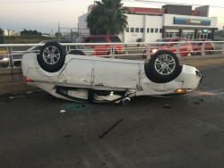 Vuelca auto frente a la U de O