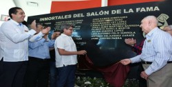 Develan placas y nichos de nuevos integrantes al Salón de la Fama