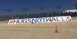 Familias protestan contra muro de Trump