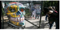 Con cráneos gigantes se rinde homenaje a la vida y la muerte en Reforma