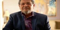 Trayectoria literaria de Elmer Mendoza, es reconocida