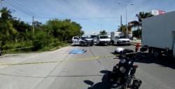 Conductor de Uber atropella a taxistas; un muerto