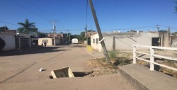 Solicitan rellenar socavón por calle San Luis en Col. El Pípila