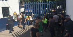 Familiares se quejan por detención de menores; solicitan su salida