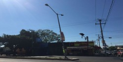 Dos postes chuecos por Juan de la Barrera y Universitarios