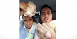 Despiden a funcionario tras fotografía con fajos de billetes