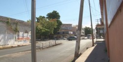 Denuncian poste inclinado por la calle Andrade