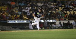 Decker refuerza a Tomateros