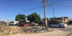 Reportan terreno baldío y poste de la CFE desmoronándose