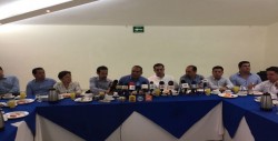 Organismos ciudadanos reunidos con dirigentes estatales