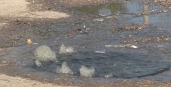 Dos alcantarillas desbordándose en la colonia Sinaloa