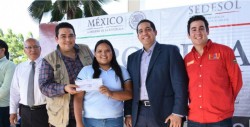 Entregan becas a estudiantes de la U de O