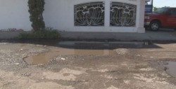 Denuncian baches en Balcones del Valle
