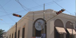 Semáforo fuera de servicio en el primer cuadro de la ciudad