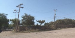 Postes inclinados en la colonia Amistad