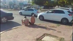 Dejan a dos semidesnudos en bulevar