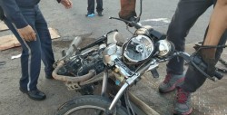 Jóvenes que viajaban en motocicleta son atropellados