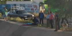 Motocicleta choca contra automóvil