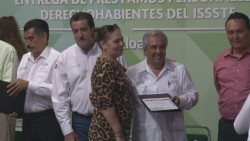 Entregan préstamos a trabajadores del ISSSTE