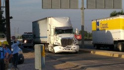Choca tráiler a camión de pasajeros