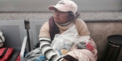 Una mujer intenta viajar en autobús con el cadáver de su hijo