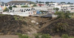 Desalojan casas al formarse socavón por lluvias en Veracruz