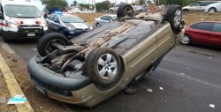 Automovilista pierde el control y provoca accidente