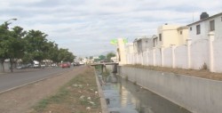 Agua estancada en arroyo en Santa Clara