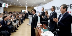 Mikel Arriola entrega al PRI solicitud de precandidatura a la CDMX