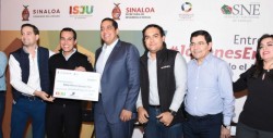 Entregan apoyos financieros a jóvenes