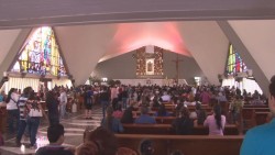 Miles de feligreses visitan La Lomita