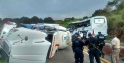 Vuelca autobús con turistas; hay al menos 11 muertos