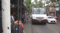 Obstáculos en banquetas del centro causan problemas para decender de urbanos